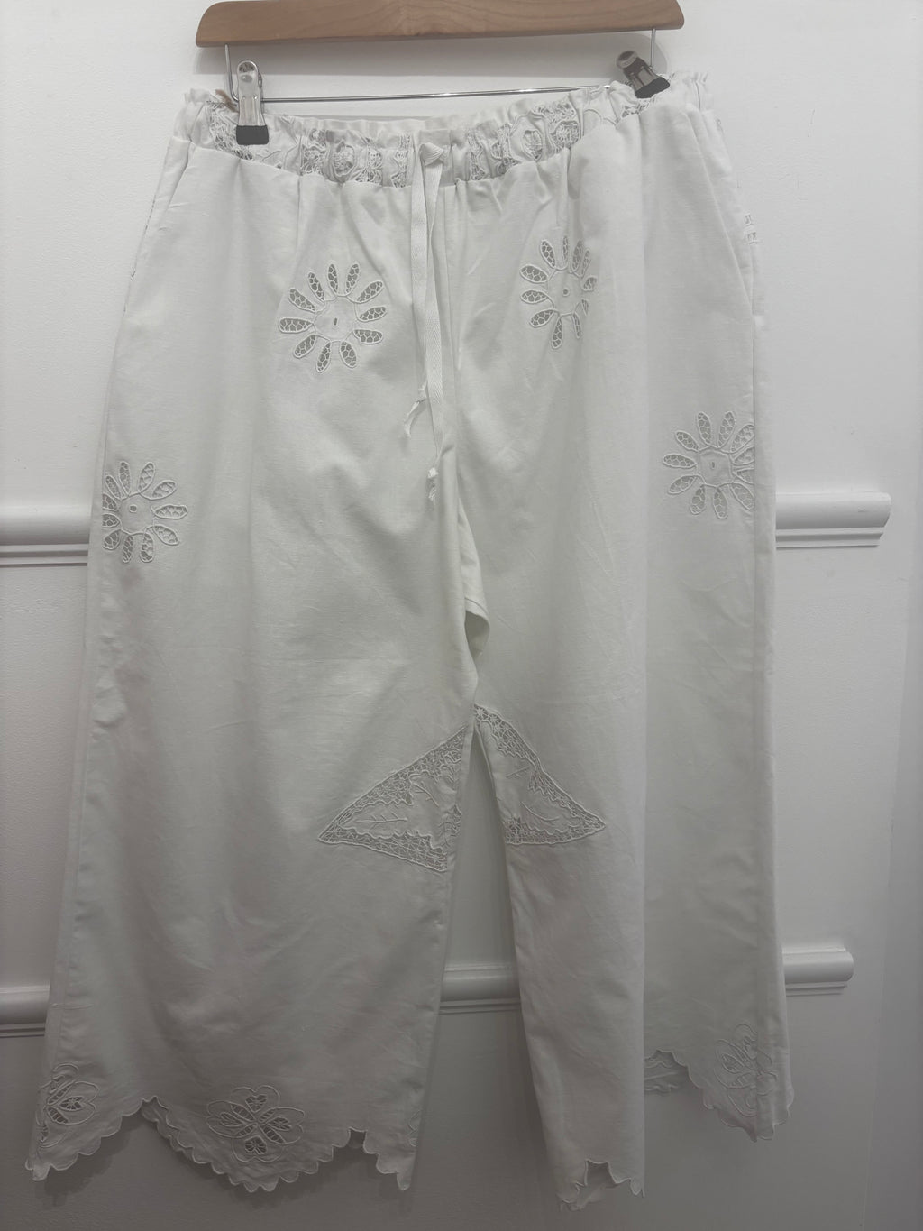 Scallop Edge Crop Trousers